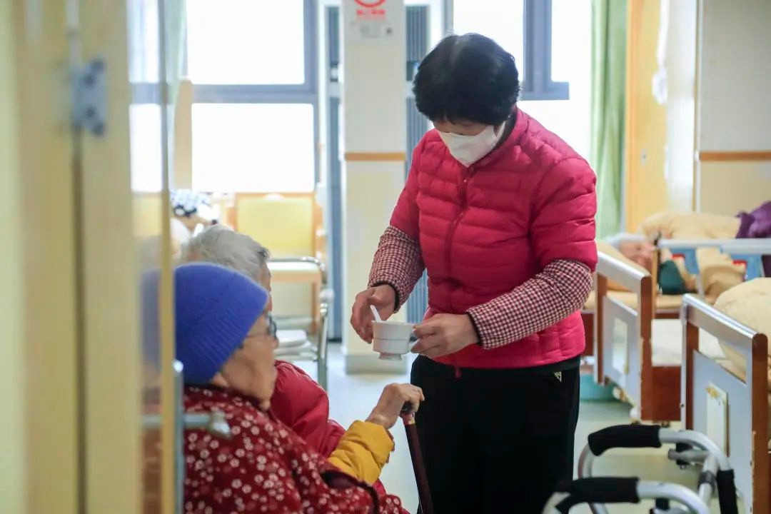 蛇年春节阖家团圆，护工为何坚守敬老院岗位?!  第10张