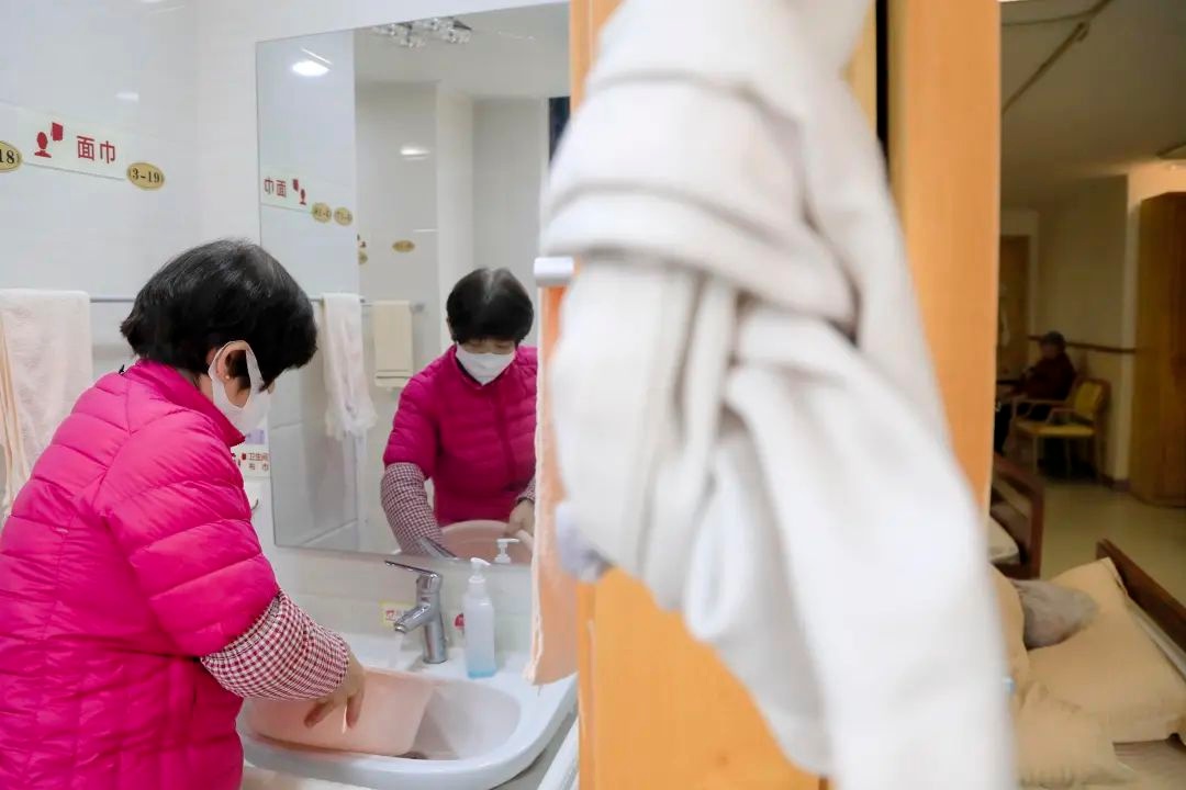 蛇年春节阖家团圆，护工为何坚守敬老院岗位?!  第3张