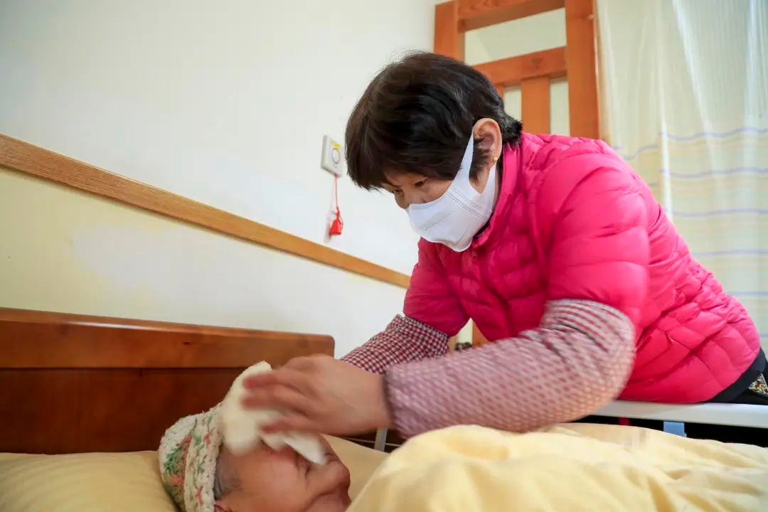 蛇年春节阖家团圆，护工为何坚守敬老院岗位?!  第4张
