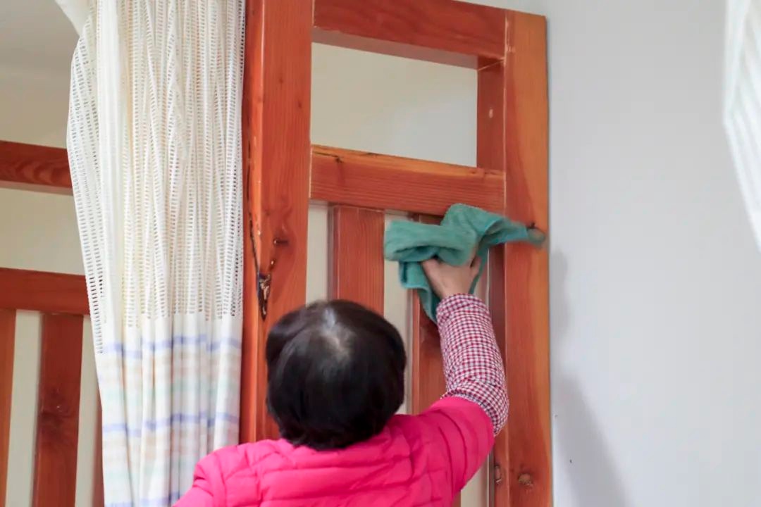 蛇年春节阖家团圆，护工为何坚守敬老院岗位?!  第6张