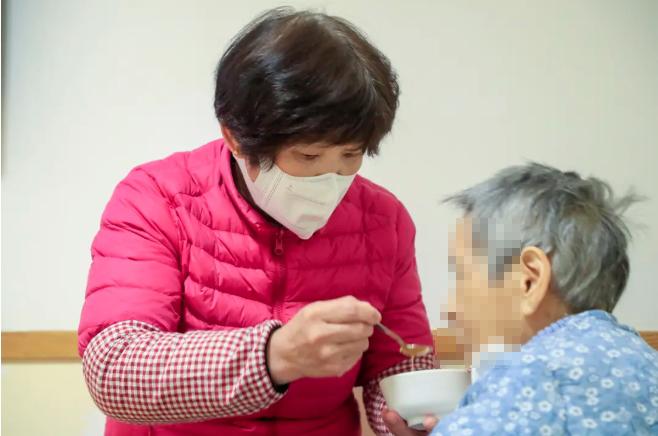 蛇年春节阖家团圆，护工为何坚守敬老院岗位?!  第7张