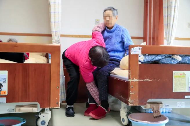 蛇年春节阖家团圆，护工为何坚守敬老院岗位?!  第8张
