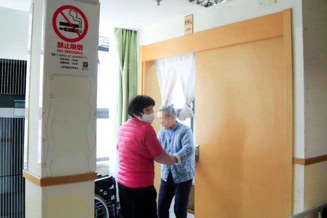 蛇年春节阖家团圆，护工为何坚守敬老院岗位?!  第9张