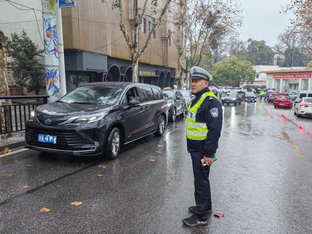 春节正月初三景德镇阴雨，交警冒雨坚守！你知道都做了啥？  第1张