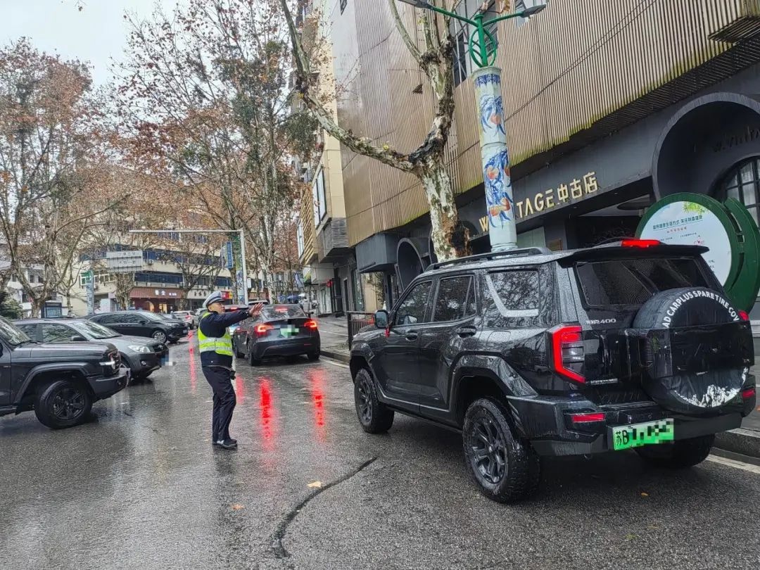 春节正月初三景德镇阴雨，交警冒雨坚守！你知道都做了啥？  第2张
