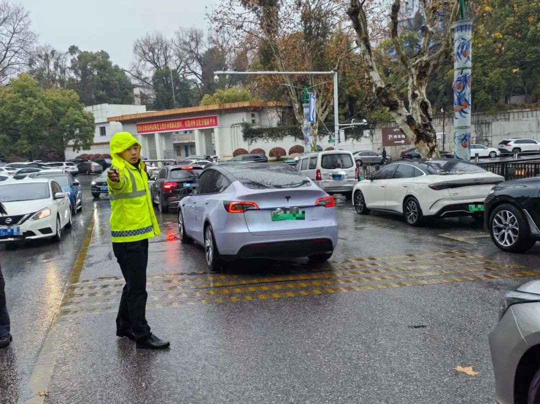 春节正月初三景德镇阴雨，交警冒雨坚守！你知道都做了啥？  第3张