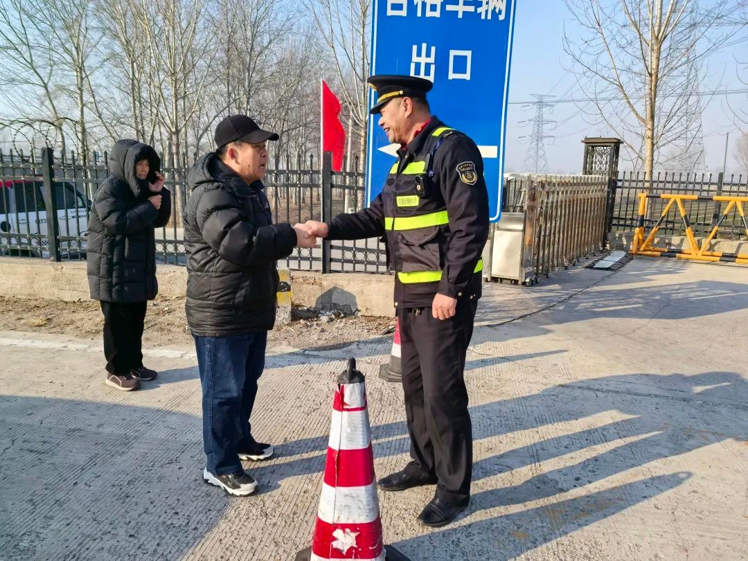 过年遇车辆故障不知所措?看交通执法人员暖心援助!  第2张