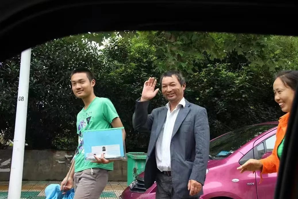 12年心愿终于得偿！感恩送考背后有着怎样的故事？  第2张