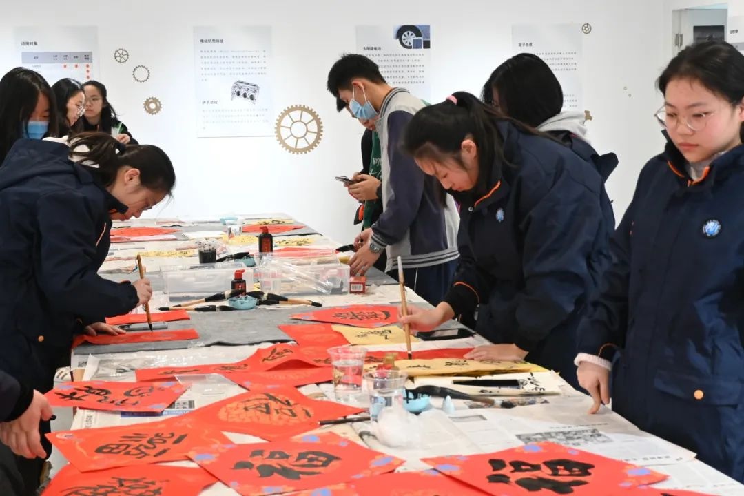 蛇年新春，谁在默默守护我们的家园？致敬那些平凡岗位上的英雄  第2张