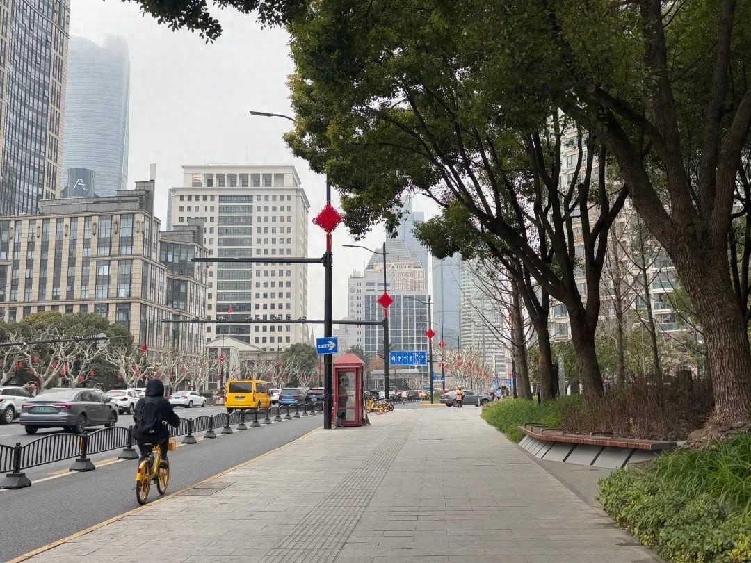 申城湿冷天气持续，明天气温骤降至个位数，你准备好了吗？