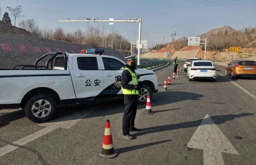 春节客流高峰，多部门保畅通！交警化身守路人？超敬业  第1张