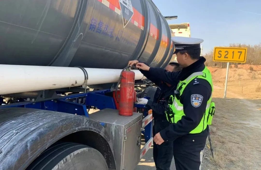 春节客流高峰，多部门保畅通！交警化身守路人？超敬业  第3张