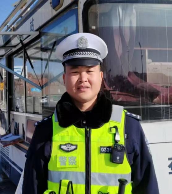 春节客流高峰，多部门保畅通！交警化身守路人？超敬业  第4张