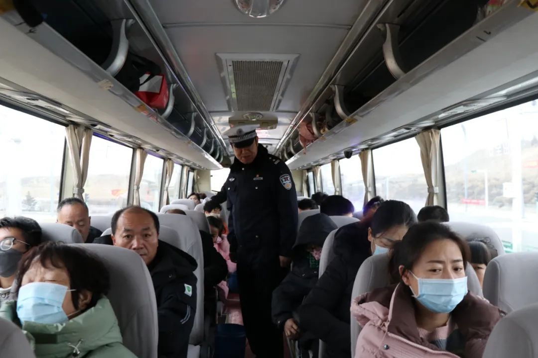 春节客流高峰，多部门保畅通！交警化身守路人？超敬业  第5张