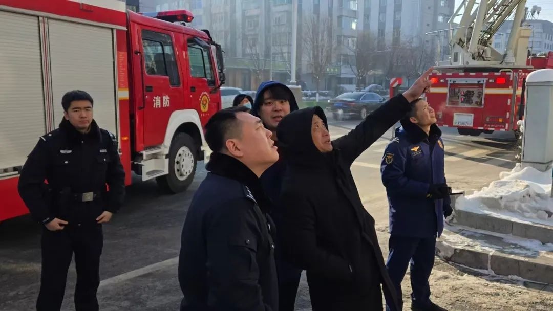 冰溜子成排随时掉落伤人!城市各处安全如何保障?  第3张