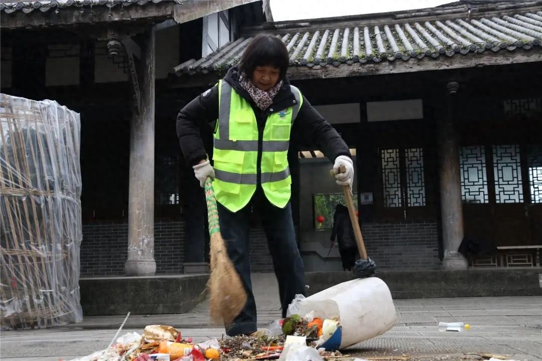 新春佳节阖家团圆，环卫工坚守岗位背后的辛酸你懂吗？!  第1张