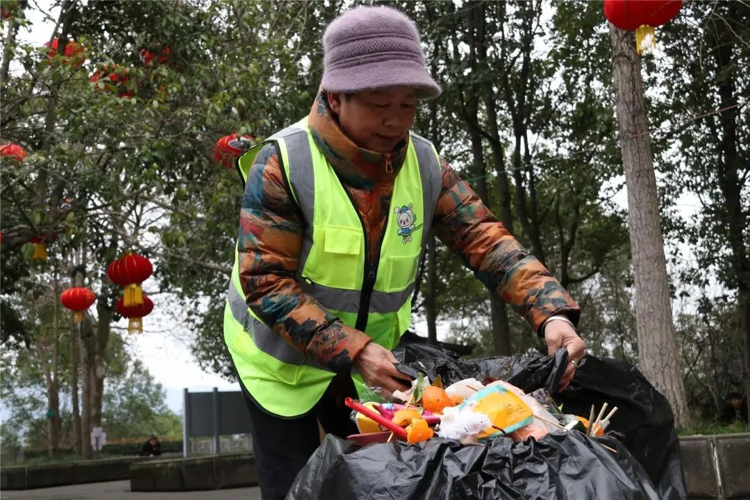 新春佳节阖家团圆，环卫工坚守岗位背后的辛酸你懂吗？!  第2张