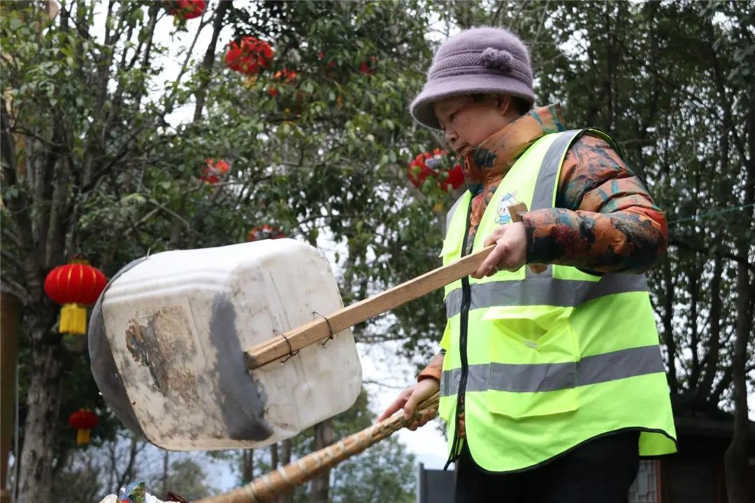 新春佳节阖家团圆，环卫工坚守岗位背后的辛酸你懂吗？!  第3张