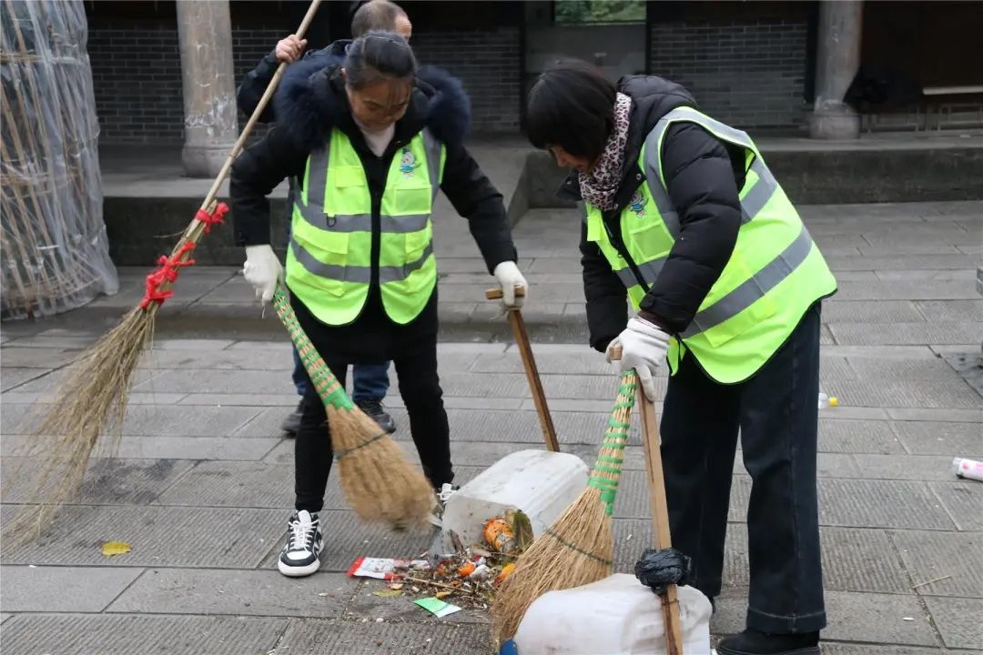 新春佳节阖家团圆，环卫工坚守岗位背后的辛酸你懂吗？!  第6张