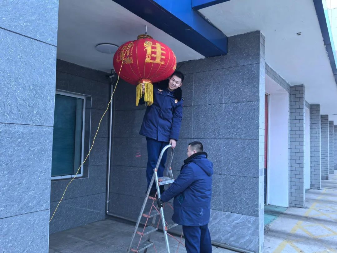春节本是团圆时，消防员为何坚守岗位?致敬默默奉献者!  第2张