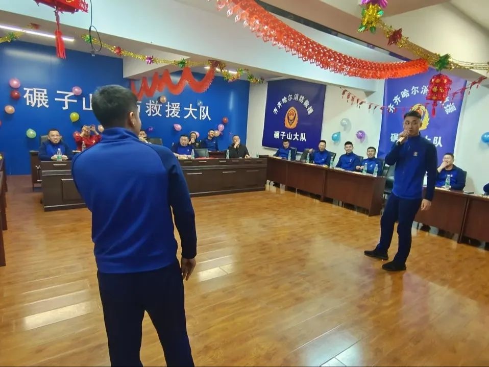 春节本是团圆时，消防员为何坚守岗位?致敬默默奉献者!  第19张