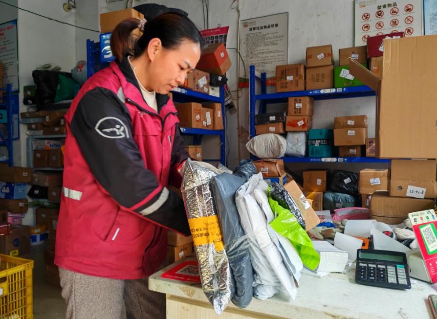 大年初二仍坚守岗位!快递员杨长娇图啥?  第2张