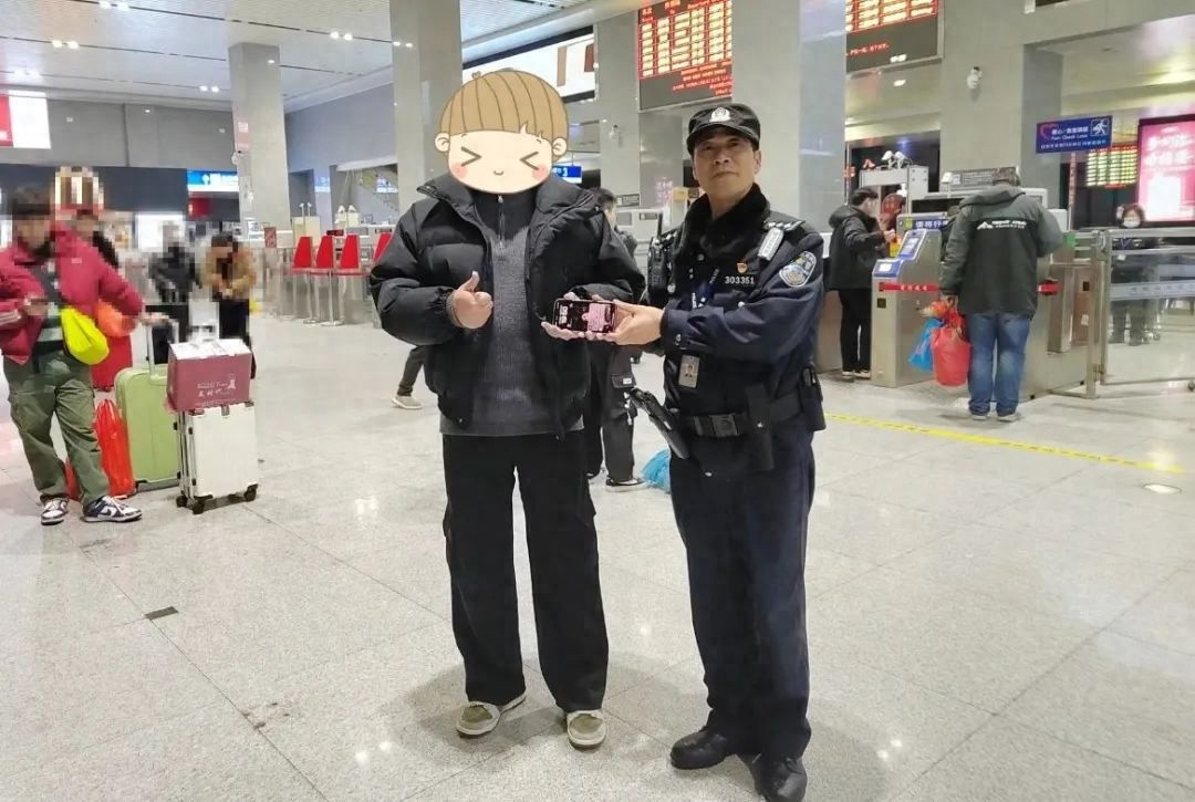 桂林象山区民警遇拾金不昧旅客！失主能否找回手机?