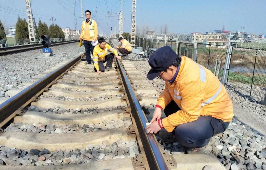 蛇年春节假期都在团圆，铁路医生为何坚守一线守护出行？
