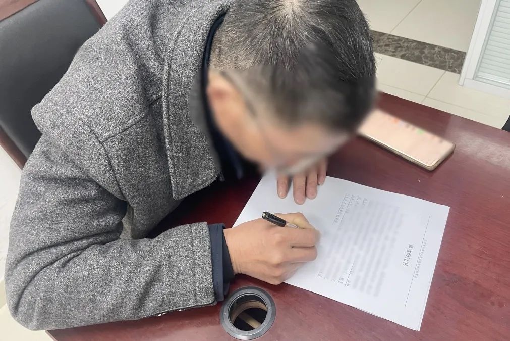 被执行人任性拦警车阻碍执行？如皋法院开出1000元罚单!  第2张
