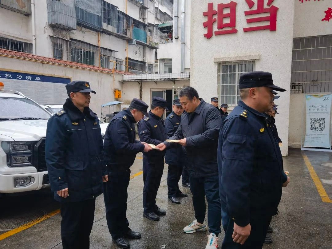 春节值班人员受县长慰问：坚守背后的价值几何？!  第1张