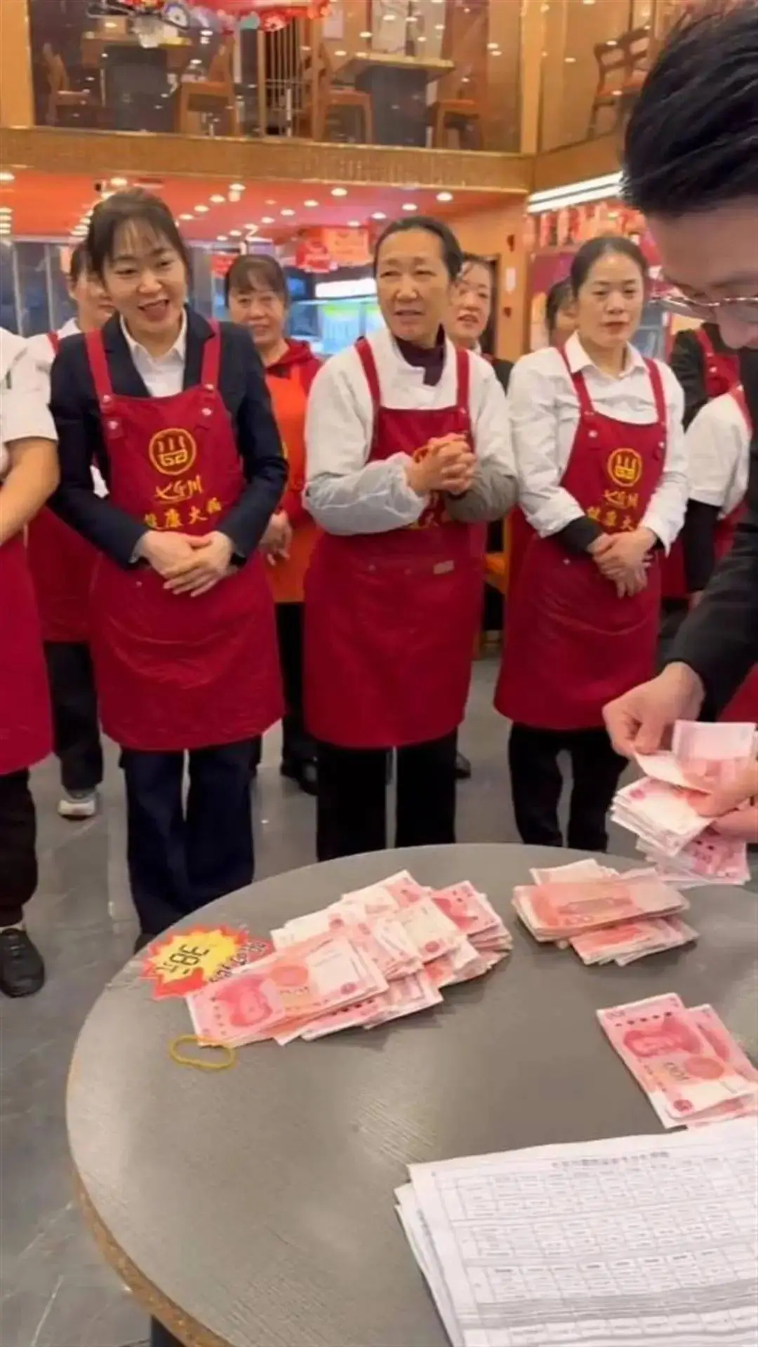 惊!火锅店营收全分给员工?53.2万超感人分成!  第1张