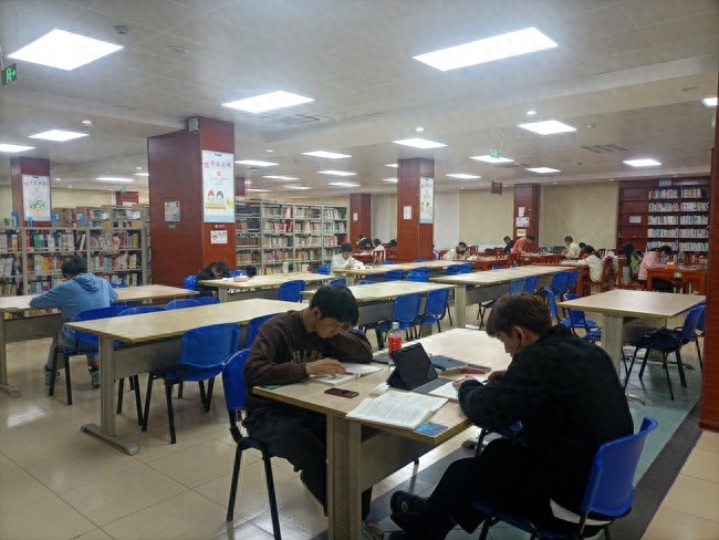 大年初三，市图书馆为何有众多学生学习？假期也不放松