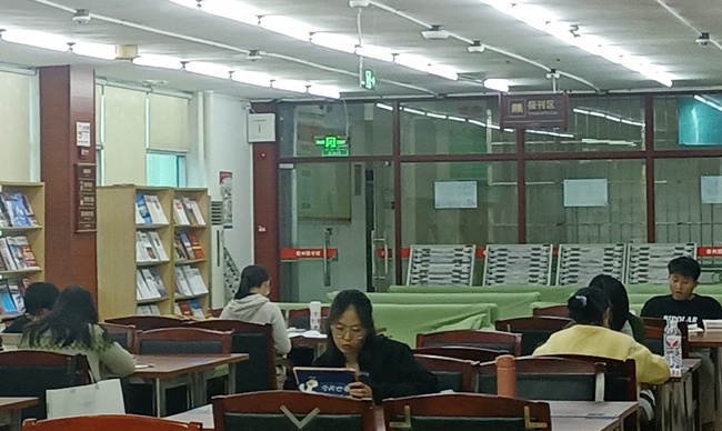 大年初三，市图书馆为何有众多学生学习？假期也不放松  第2张