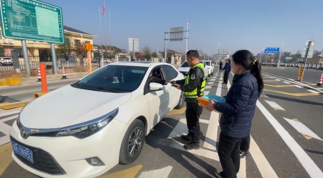 春节出行，湖南高速收费员不只是收费？他们还身兼数职  第3张