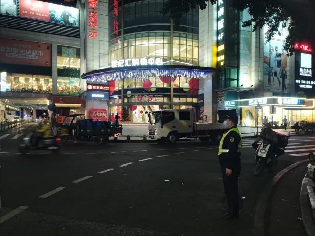 春节万家团圆，他们为何依然坚守岗位？揭秘城市守护者的不眠之夜  第4张