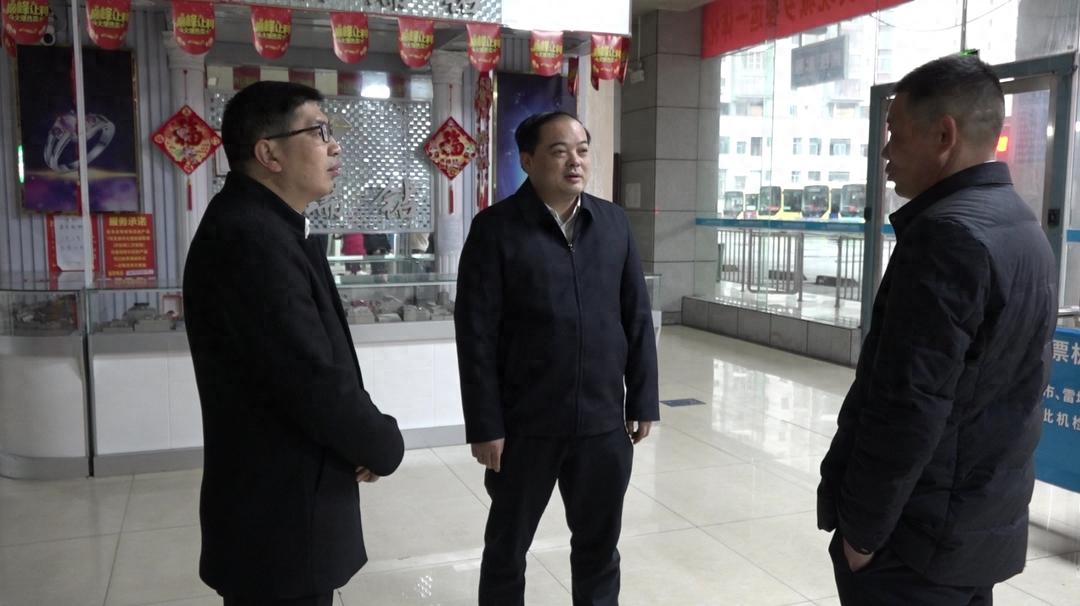 春节万家团圆时，基层干部坚守岗位为哪般？