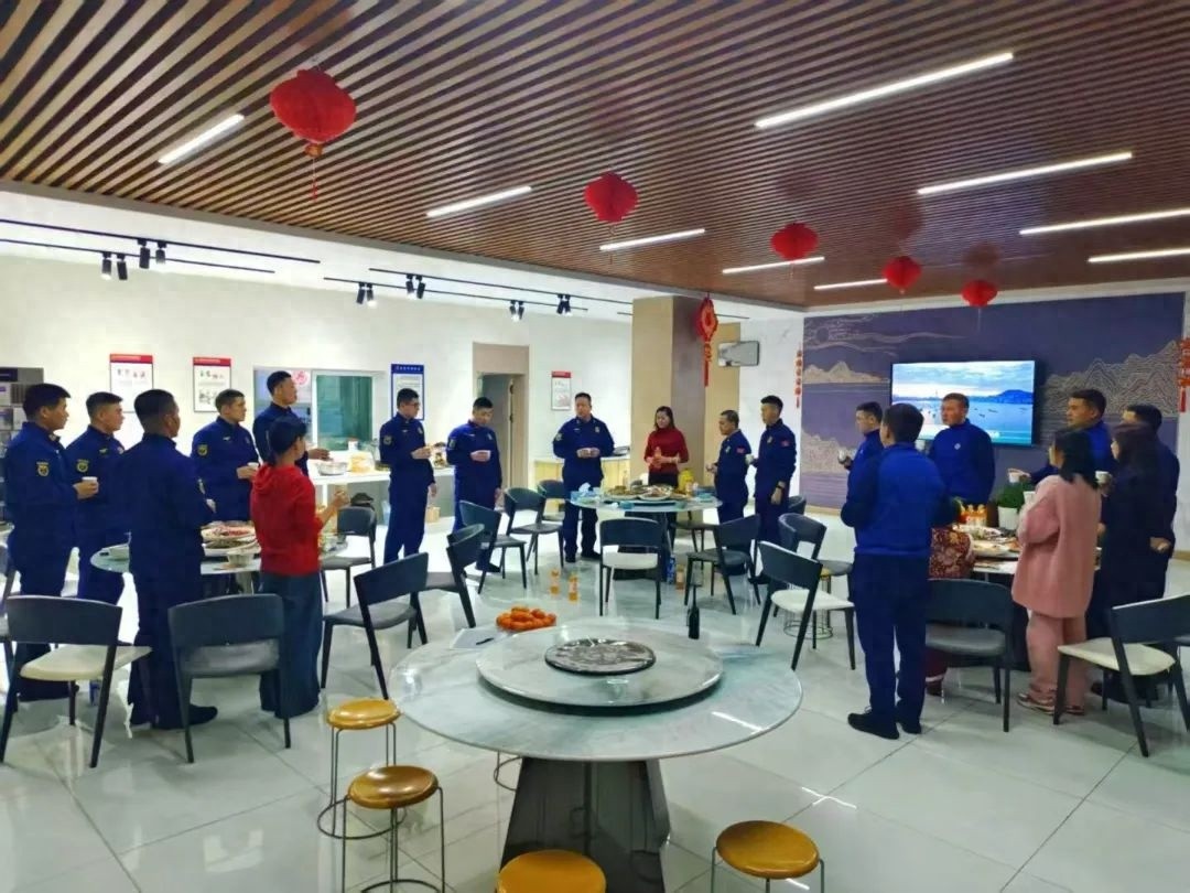 春节万家团圆时，他们为何不能回家？揭秘消防员的坚守与奉献