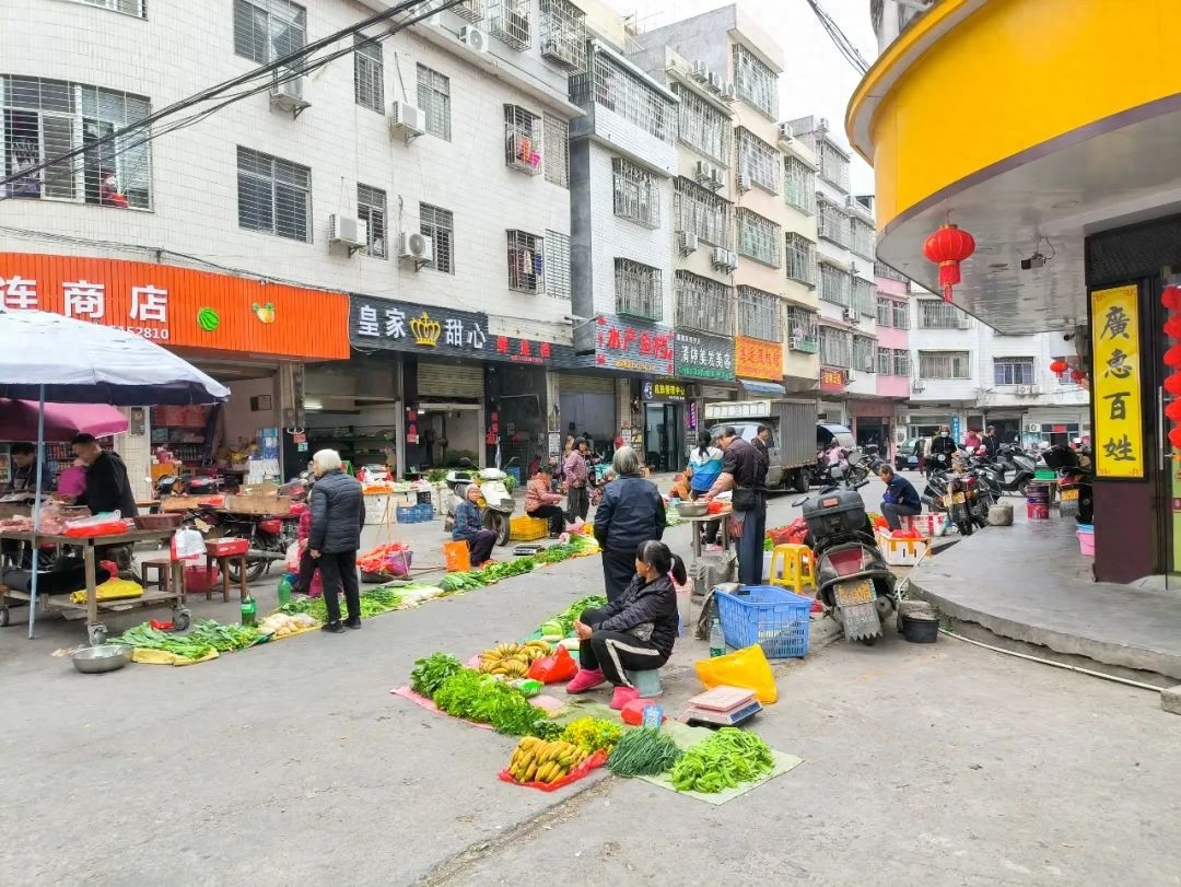 乡镇临时市场乱象频发，摊贩为何有市场不摆偏要出街摆？  第1张