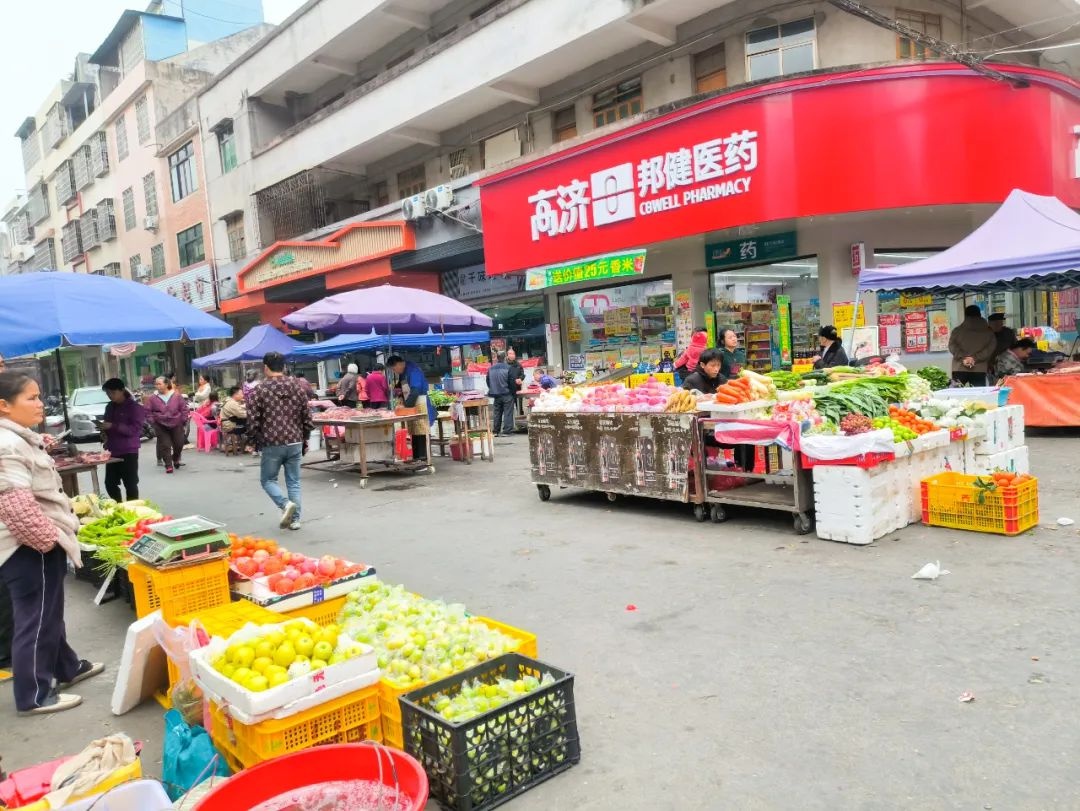 乡镇临时市场乱象频发，摊贩为何有市场不摆偏要出街摆？  第2张