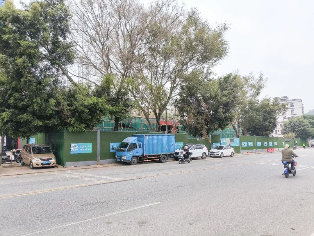乡镇临时市场乱象频发，摊贩为何有市场不摆偏要出街摆？  第4张