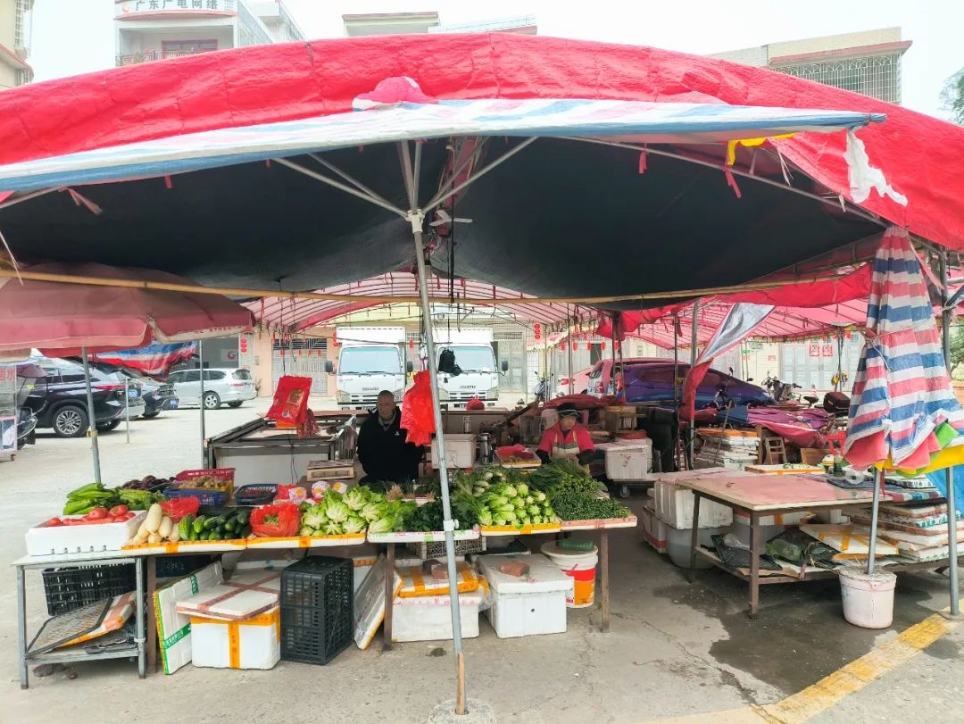 乡镇临时市场乱象频发，摊贩为何有市场不摆偏要出街摆？  第5张