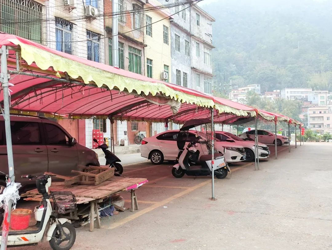 乡镇临时市场乱象频发，摊贩为何有市场不摆偏要出街摆？  第6张