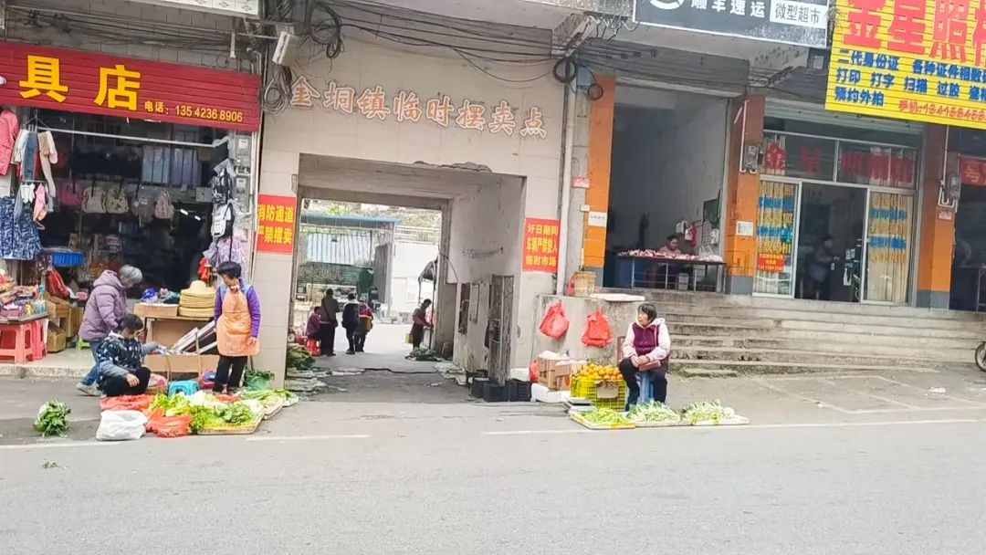 乡镇临时市场乱象频发，摊贩为何有市场不摆偏要出街摆？  第8张