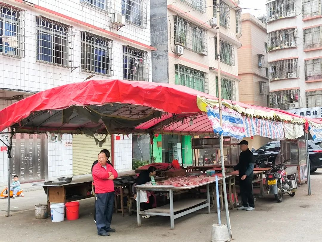 乡镇临时市场乱象频发，摊贩为何有市场不摆偏要出街摆？  第9张