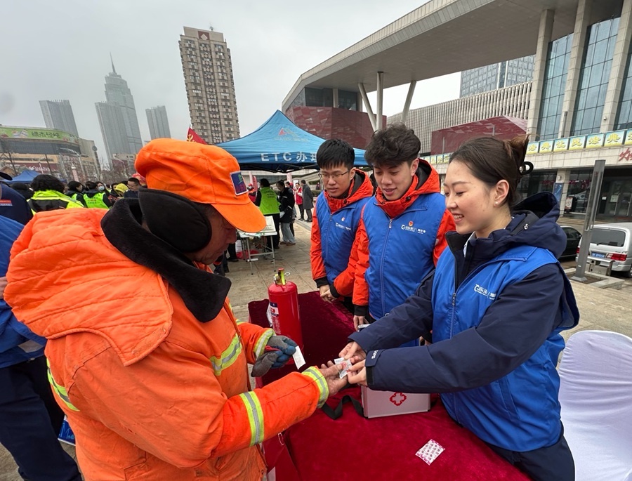 雷锋精神如何在烟台港焕发新生？这群青年志愿者给出了暖心答案  第3张