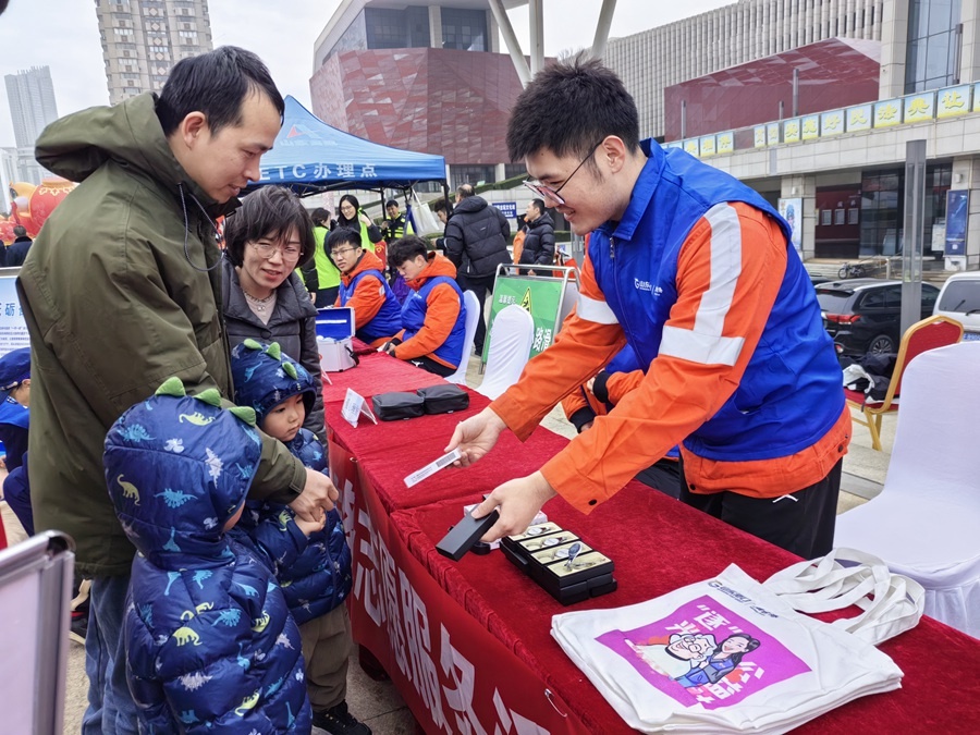 雷锋精神如何在烟台港焕发新生？这群青年志愿者给出了暖心答案  第4张