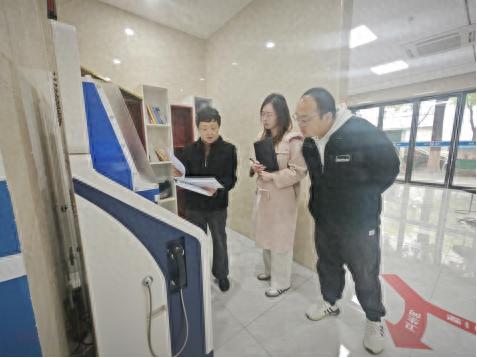 东湖区审计局如何通过审计监督提升国有资产和法律援助工作实效？