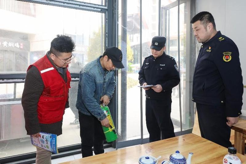 西安城管与公安进社区搞活动！这种平安建设超赞！你知道吗?  第2张