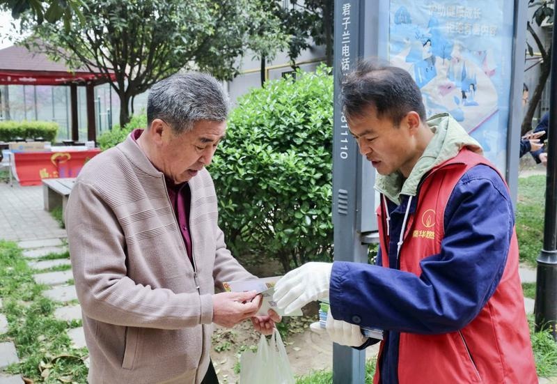 西安城管联合燃气公司办安全宣传活动! 你知道燃气使用有多少危险吗?  第2张