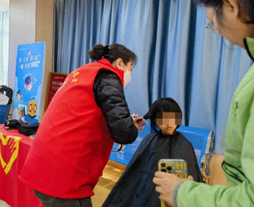 义剪理发师为孤独症孩免费理发！你不感动吗?